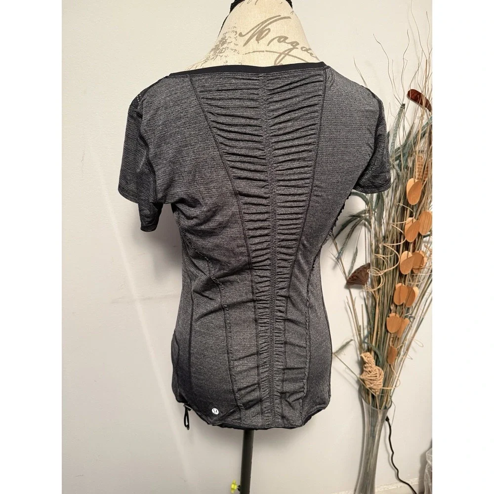 Lululemon short-sleeved running Reversible‎ shirt Grey/Neckline unique pattern 8